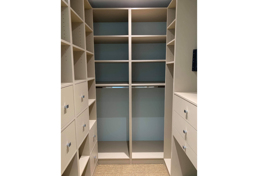 Étagères et tiroirs blancs disposés sur trois côtés d’un dressing, pour un agencement intérieur à Samadet