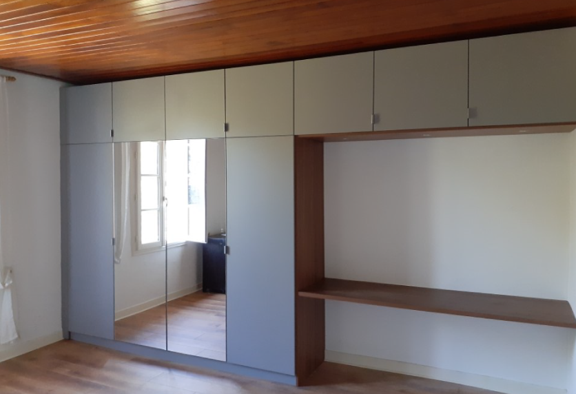 Placards gris clair avec portes miroir et espace bureau intégré, pour un projet d’agencement intérieur à Garlin