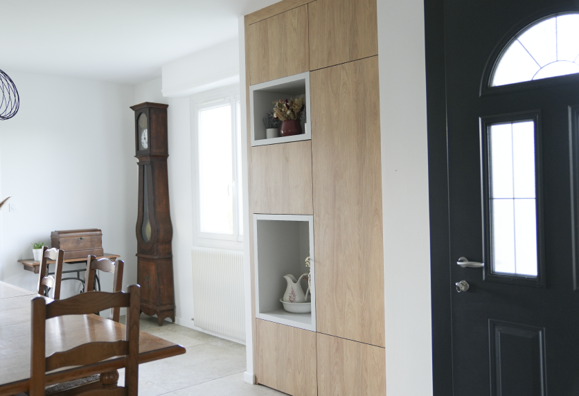 Meuble d’entrée en bois clair avec niches décoratives, conçu pour un projet d’agencement intérieur à Serres-Gaston