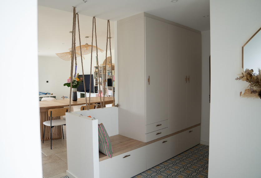 Pour une entrée à Castelnau-Tursan, agencement intérieur avec placard blanc, tiroirs bas et séparation en cordes