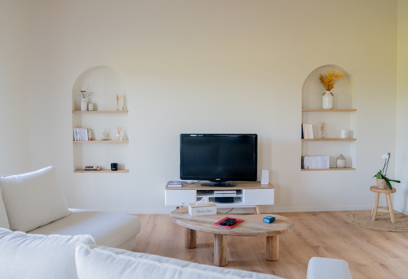 Agencement intérieur d’un salon vers Geaune, avec niches murales cintrées disposées de chaque côté du téléviseur