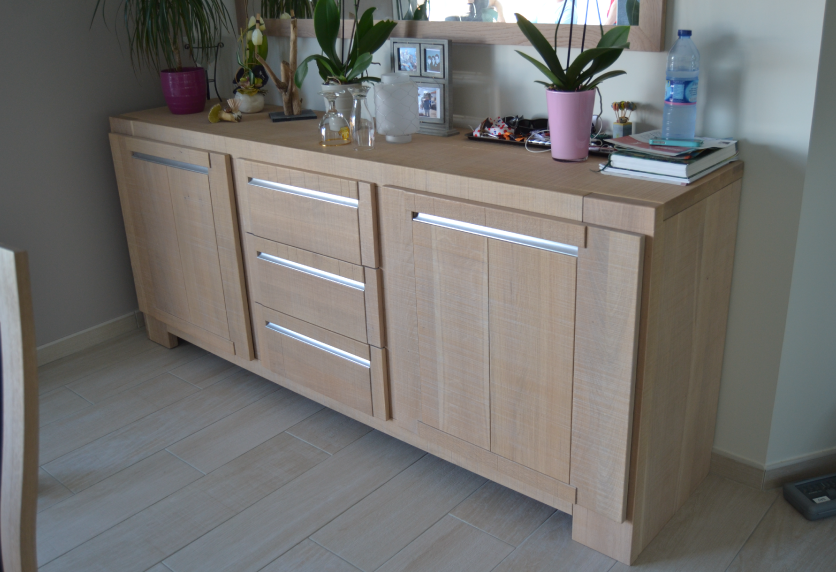 Buffet en bois clair à portes et tiroirs, intégré à un projet d’agencement intérieur à Samadet
