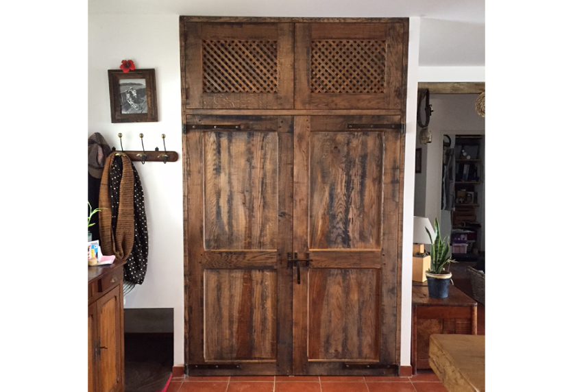 Placard en bois patiné à portes battantes et parties hautes ajourées, pour un agencement intérieur à Hagetmau