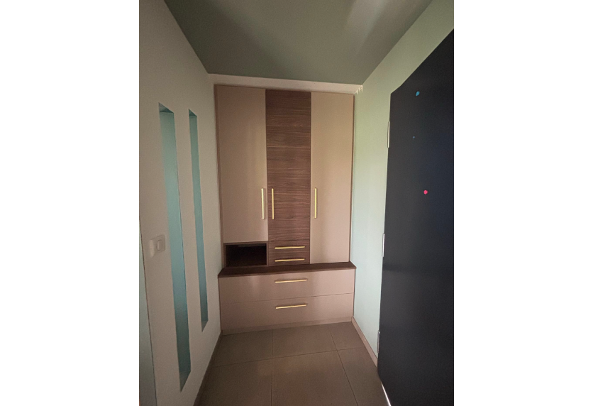 À Geaune, placard d’entrée en bois avec niche, banc et tiroirs dans un projet d’agencement intérieur