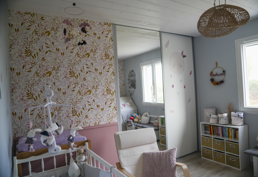 Agencement intérieur d’une chambre d’enfant à Pimbo avec séparation coulissante entre deux espaces