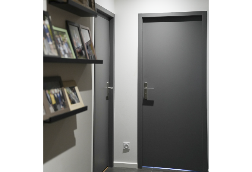 Porte intérieure anthracite près d’étagères murales, pour un projet d’agencement intérieur à Pécorade