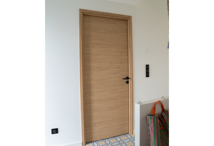Porte intérieure en bois clair aux lignes sobres, pour un agencement intérieur à Castelnau-Tursan