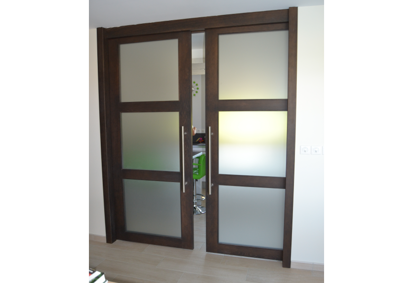 Agencement intérieur à Garlin avec double porte coulissante en bois et panneaux de verre dépoli