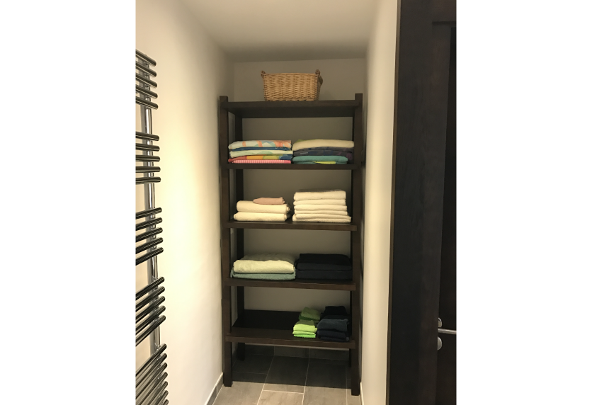 Pour une salle de bain à Hagetmau, agencement intérieur avec étagère noire ouverte pour les serviettes