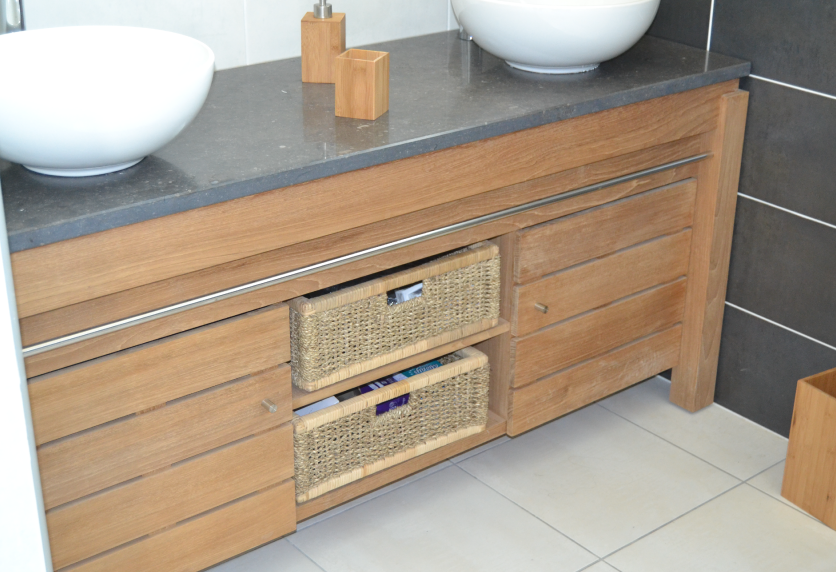 Gros plan sur un meuble de salle de bain en bois avec paniers en osier, pour un agencement intérieur à Castelnau-Tursan