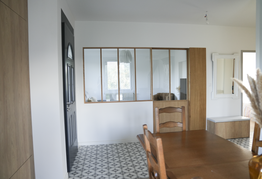À Audignon, une verrière à cadre bois ouvre la salle à manger sur la pièce voisine dans cet agencement intérieur.