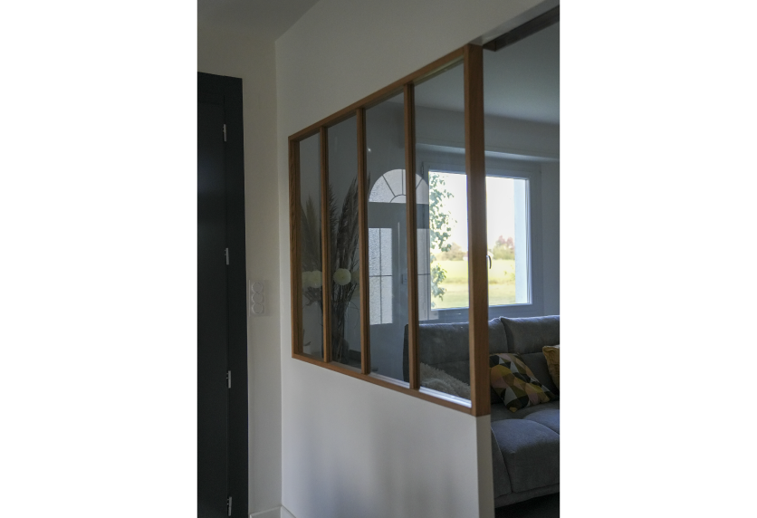 Verrière en bois posée sur une demi-cloison pour séparer le séjour du couloir : une idée d’agencement intérieur à Serres-Gaston.