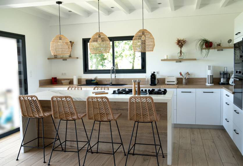 Cuisine contemporaine à Hagetmau, avec îlot en bois, façades blanches et suspensions en fibres naturelles