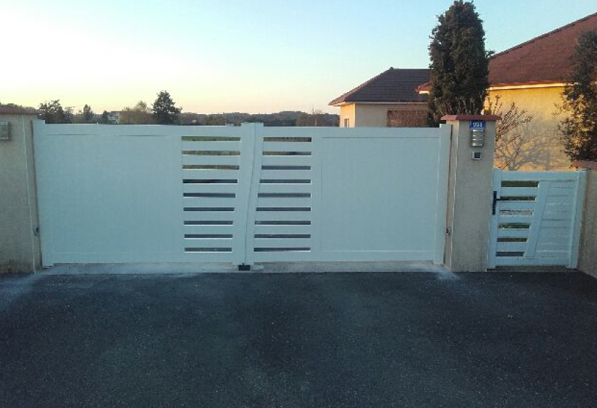 À Lescar, portail blanc à fentes horizontales accompagné d’un portillon assorti, pour un projet de menuiserie extérieure