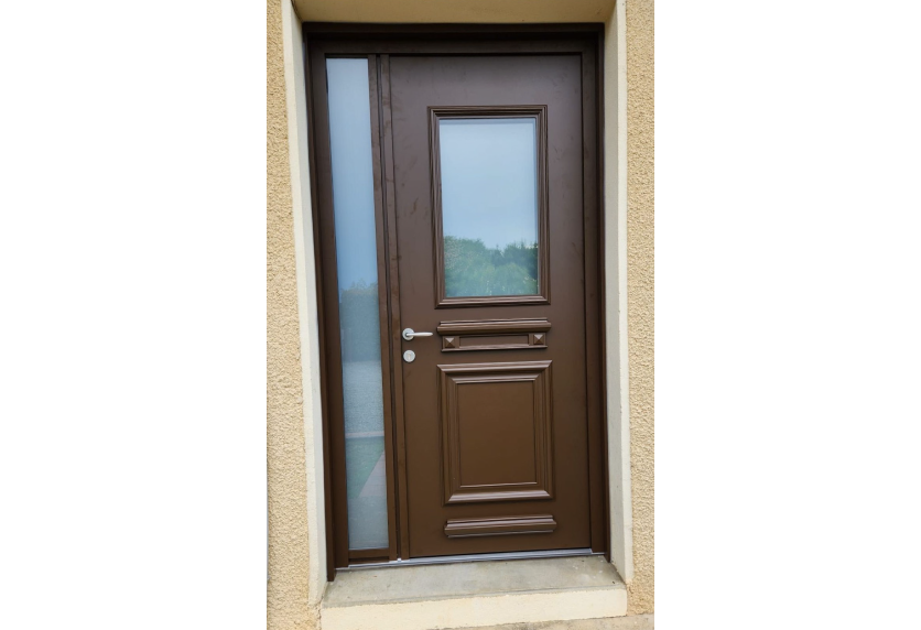 Porte d’entrée brune avec vitrage rectangulaire et panneau mouluré, une menuiserie adaptée à une façade à Lescar