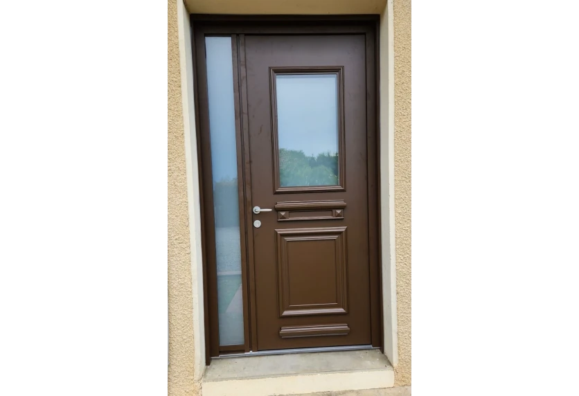 Porte d’entrée brune avec vitrage rectangulaire et panneau mouluré, une menuiserie adaptée à une façade à Lescar