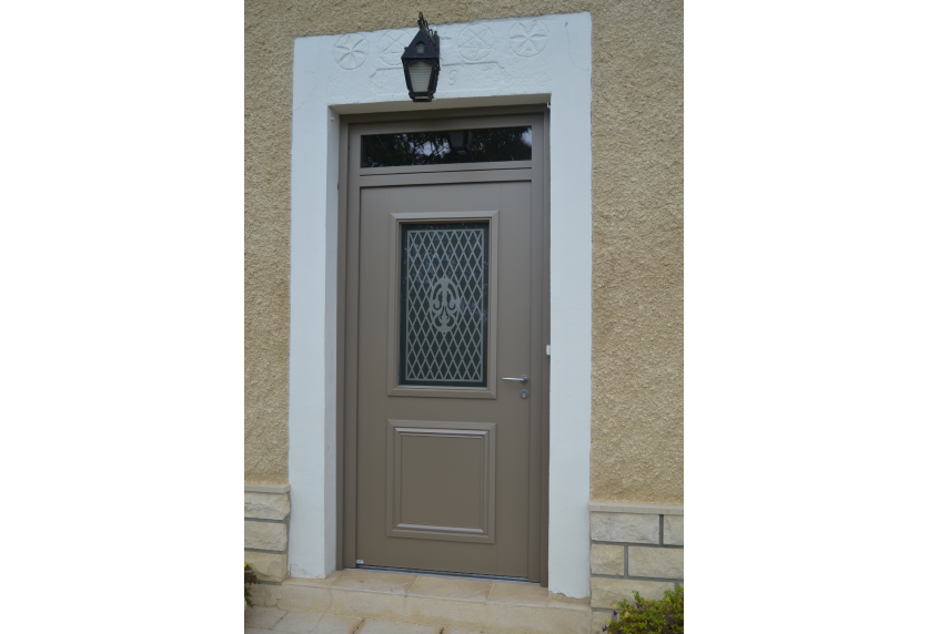 À Serres-Castet, porte d’entrée gris taupe avec vitrage à motifs et imposte vitrée, dans un projet de menuiserie