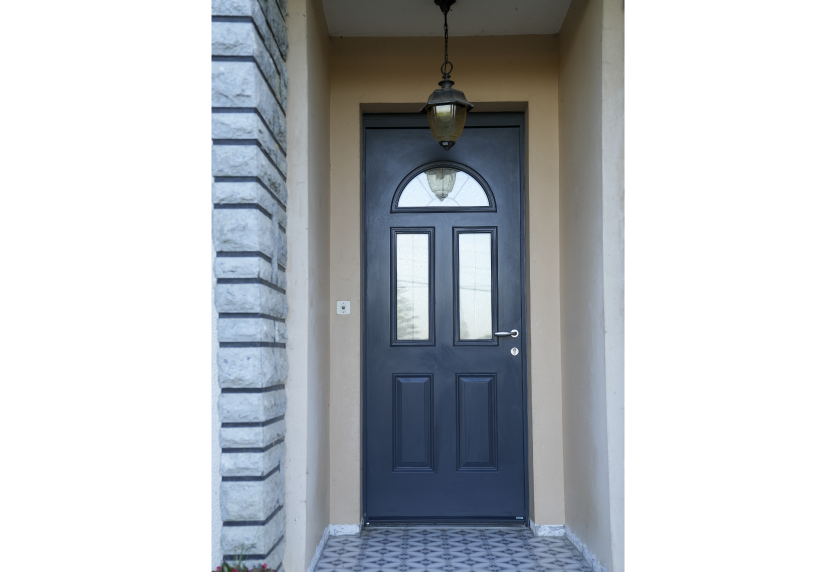 Porte d’entrée brune avec vitrage rectangulaire et panneau mouluré, une menuiserie adaptée à une façade à Lescar