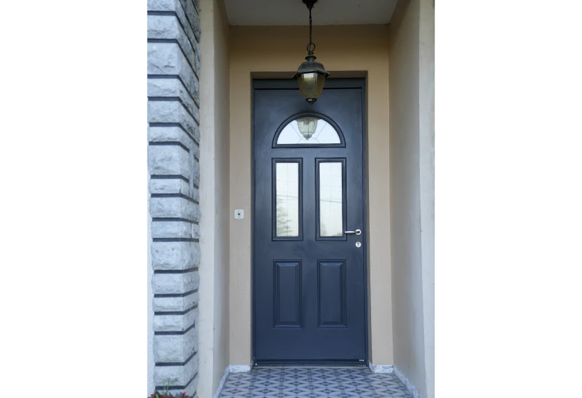 Porte d’entrée brune avec vitrage rectangulaire et panneau mouluré, une menuiserie adaptée à une façade à Lescar