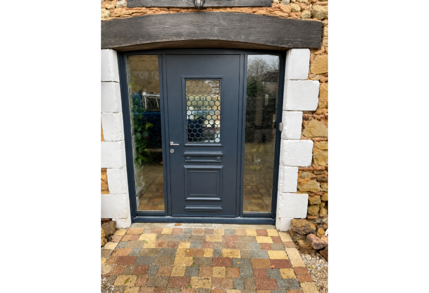 Porte d’entrée anthracite avec vitrage central et parties vitrées latérales, une menuiserie pour une maison à Navailles-Angos