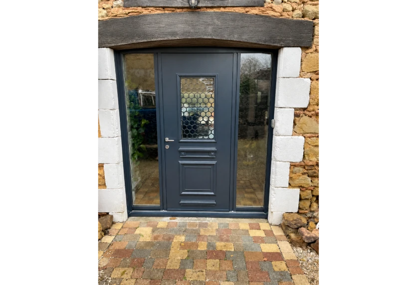 Porte d’entrée anthracite avec vitrage central et parties vitrées latérales, une menuiserie pour une maison à Navailles-Angos