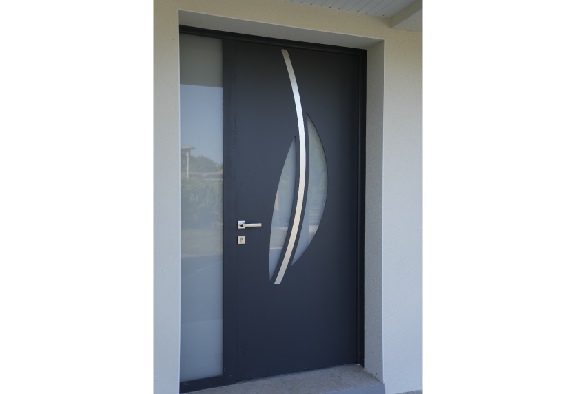 Porte d’entrée anthracite à vitrage courbe et poignée discrète, proposée en menuiserie pour une maison à Garlin