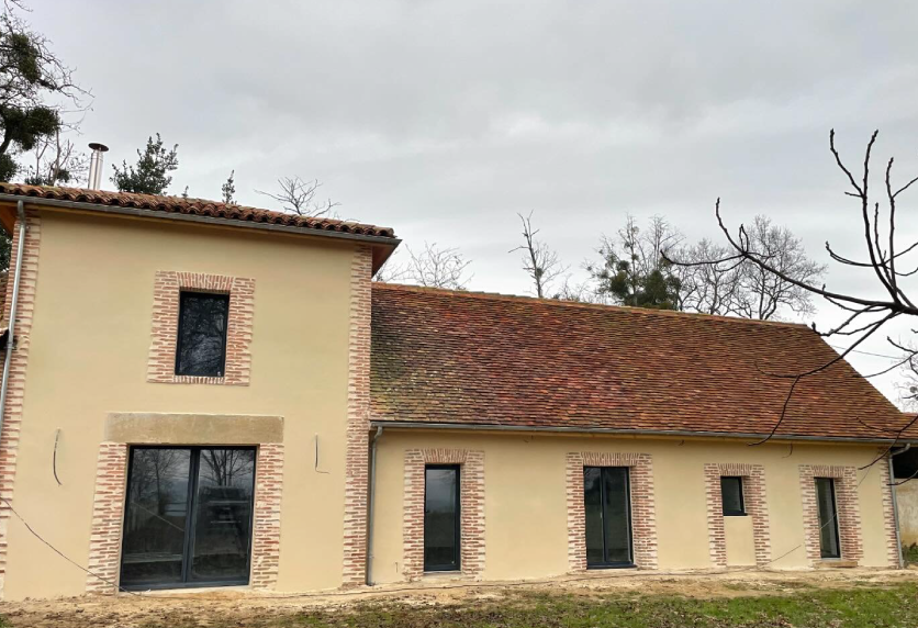 mixte-03.pngÀ Lescar, les fenêtres aux cadres foncés de cette maison illustrent un projet de menuiserie sobre